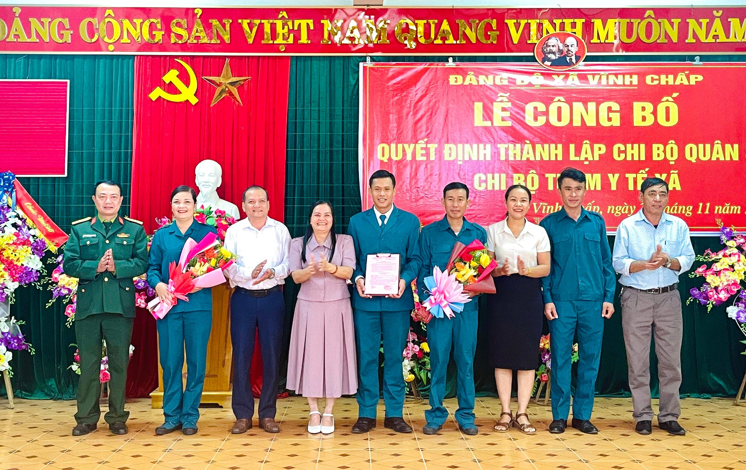 Đảng bộ xã Vĩnh Chấp tổ chức lễ công bố quyết định thành lập Chi bộ Quân sự, Chi bộ Trạm y tế xã