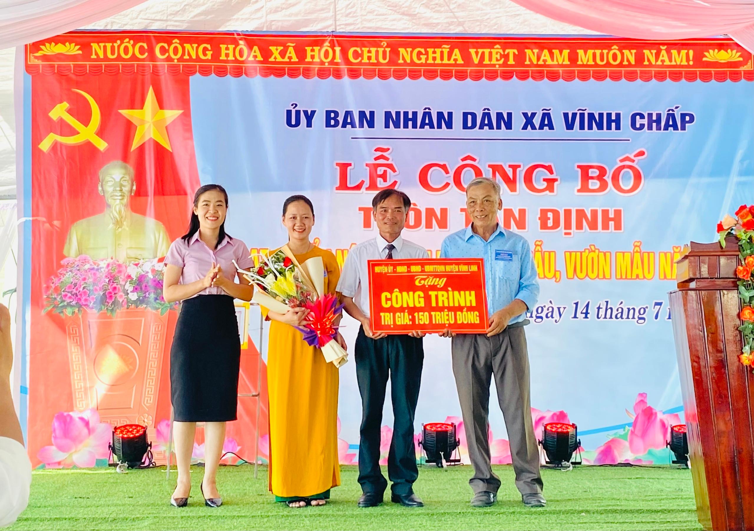 Lễ công bố Thôn Tân Định đạt chuẩn nông thôn mới kiểu mẫu, vườn mẫu năm 2022